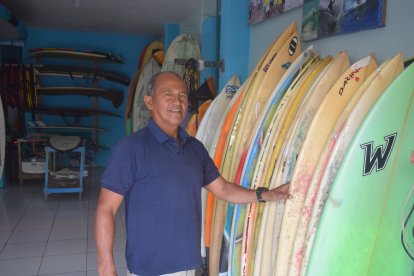 Victor Bazán dirige su escuela y taller de surf en Salinas, Surf paradise.