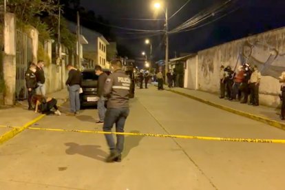 La víctima estaba dentro de un vehículo cuando llegaron los motorizados y lo asesinaron.