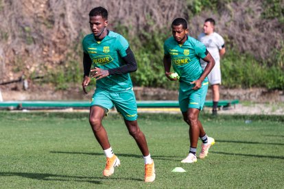 Darío Aimar regresa al centro de la zaga amarilla.