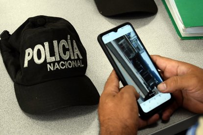 El agente revisa permanentemente los videos que se viralizaron en redes sociales.
