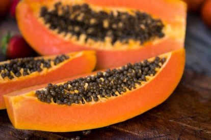La papaya no es tan versátil, pero funciona bien en ensaladas y salsas.