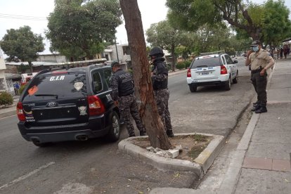 Elementos policiales detonaron un explosivo que supuestamente estaba plantado en contra de un avícola del sector.