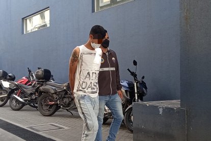 El ciudadano fue detenido a causa de las dos armas de fuegos que le encontraron en casa.