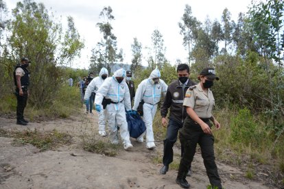 Los agentes investigadores se demoraron cerca de cinco horas para levantar evidencias en la escena y extraer el cuerpo de la maleza.