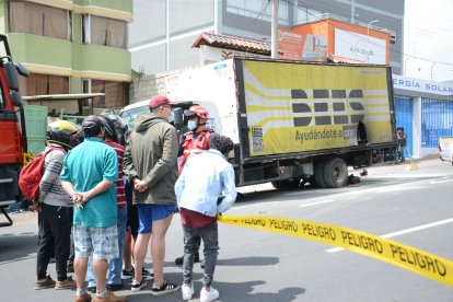 Los vecinos acudieron a controlar el fuego que ocasionó la colisión.