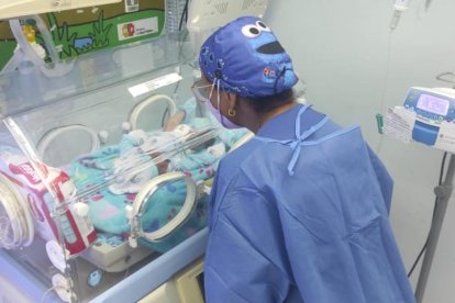 El bebé abandonado en una funda de basura fue llevado al hospital Francisco Icaza Bustamante.