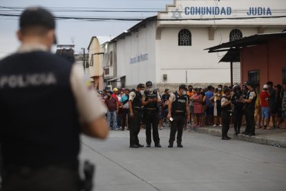 La policía llegó al lugar para levantar la escena del crimen