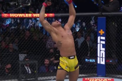 Morales celebró eufórico su primera victoria oficial en UFC