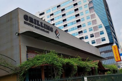 El hecho violento se registró la noche del sábado 22 de enero, cerca de las 19:00, cuando dos sujetos, uno de ellos con un ramo de flores, ingresaron al negocio sorteando al personal.