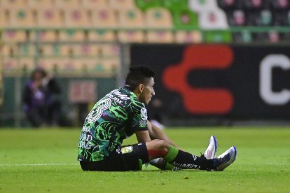 Ángel Mena, salió lesionado en su partido en México.