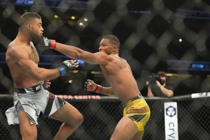Michael Morales (d) venció a Trevin Giles en el primer round, de su debut en la UFC.