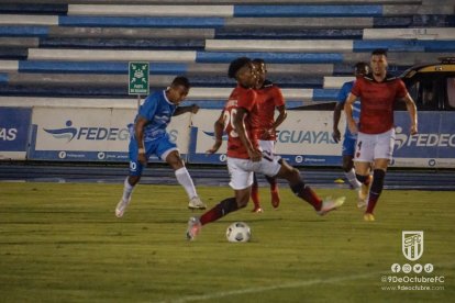 Danny Luna fue autor de los dos goles, con los que 9 de Octubre se impuso a Barcelona