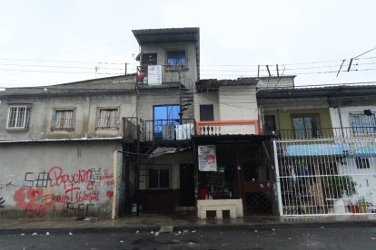 En esta vivienda de las calles 12 ava y Sedalana una mujer fue baleada.