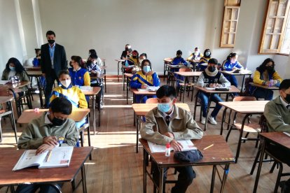 Retorno. Estudiantes vuelven a las aulas en Quito. Al colegio Mejía acudieron desde temprano.