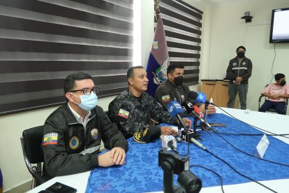 El general Carlos Cabrera (medio) anunció la llegada de los uniformados.