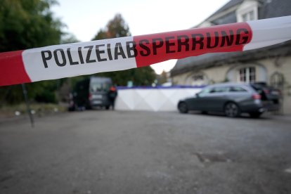 Perímetro policial junto a una escena del crimen este lunes en la Universidad de Heidelberg. Un mujer murió de un disparo en la cabeza y otras tres personas resultaron heridas en el ataque ocurrido hoy en la Universidad de Heidelberg (suroeste de Alemania), al irrumpir un hombre en un aula y disparar a discreción, para luego suicidarse. EFE/RONALD WITTEK