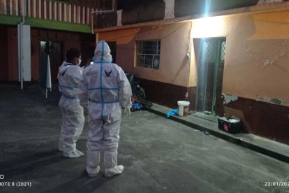 Momentos en que los agentes llegaban a la trágica escena.