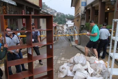 Los daños en Zaruma no terminan. Ahora hay temor a atentados a quienes trabajan en la remedicación del socavón.