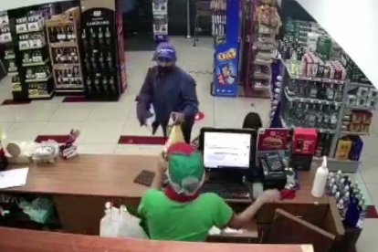 Cámaras  de seguridad grabaron el asalto. Los antisociales llevaban gorra.