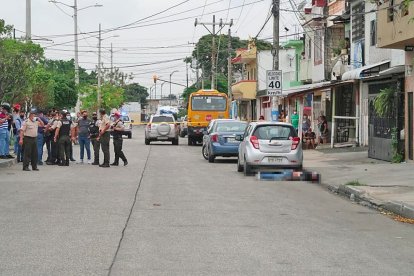 El cuerpo del supuesto pillo quedó junto a la vereda. Su presunto cómplice huyó.