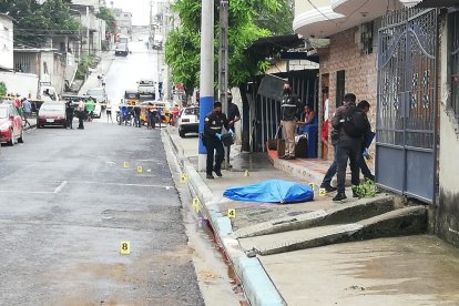 El cadáver quedó tendido en una de las veredas de la zona, fuera de una casa de dos plantas.