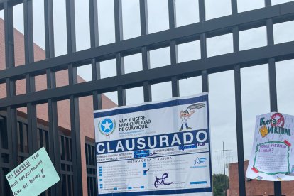 Alumnos del centro educativo Balandra escribieron sus deseos en carteles.