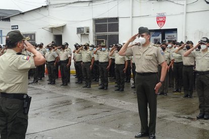 Mediante una breve ceremonia en los patios del Cuartel Modelo de Guayaquil, fueron recibidos los 570 policías.