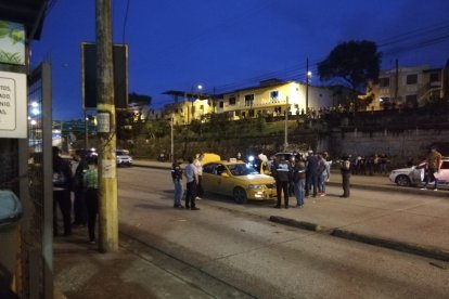 El taxi fue interceptado a la altura de una gasolinera, en el kilómetro 12.5 de la vía a Daule.
