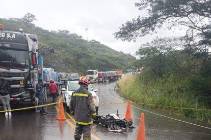 Bomberos observa cómo quedó la motocicleta.