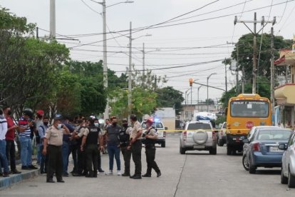 Los supuestos antisociales se movilizaban en moto, unos de ellos falleció, tras un presunto enfrentamiento con los agentes.