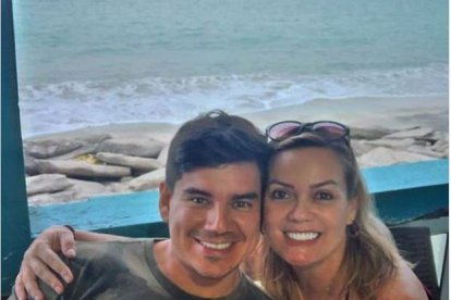 Isaac y Úrsula comparten ciertos momentos de pareja, en redes sociales.