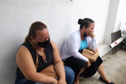 Familiares de Antonio Álava Quinteros llegaron a la morgue para retirar su cuerpo.  Estaban consternados.