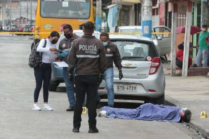 El presunto antisocial quedó cerca de la vereda, donde se halló un arma.