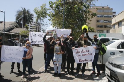 Allegados de las víctimas realizaron plantones para exigir justicia.