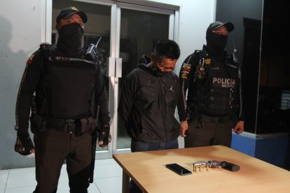 El detenido tenía en su poder un revólver. Registra un antecedente penal por rebelión y resistencia.