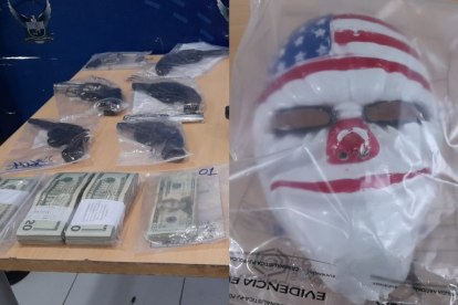 Entre las evidencias estaba una máscara de payaso con la que camuflaban su rostro al momento de cometer sus fechorías.