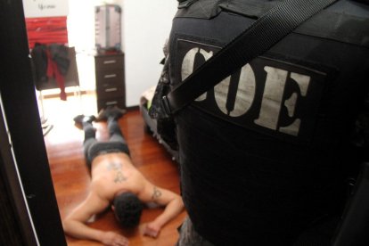 En el allanamiento se encontraron a tres clientes.