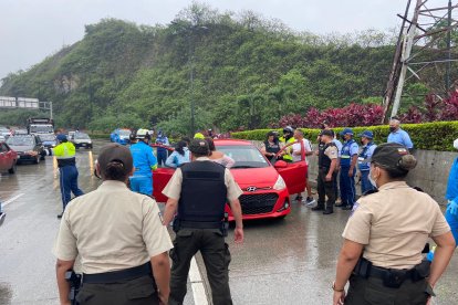 La Policía rodea la escena del doble asesinato dentro de este vehículo, en la zona del túnel San Eduardo