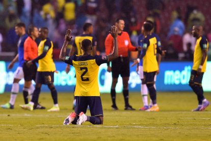 Félix Torres de Ecuador reza al final de un partido ante Brasil.
