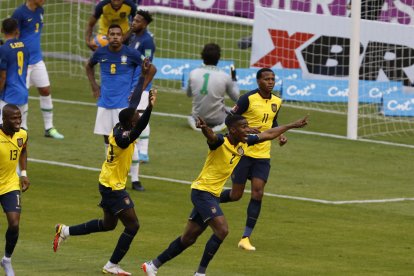 El zaguero Félix Torres marcó con un cabezazo el tanto del empate de la Tri ante Brasil, que le deja más cerca del Mundial Catar 2022.