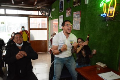 Los hinchas celebraron con euforia el gol de Félix Torres que decretó el empate ante Brasil.
