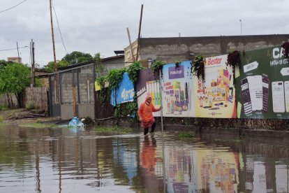 Uno de los barrios populares de Manta amaneció anegado.