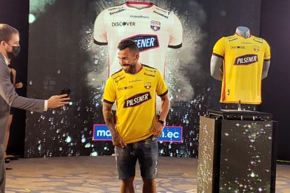 Carlos Tévez se puso la camiseta de Barcelona.