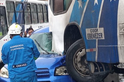El bus de la línea 107 aplastó la parte lateral izquierda del carro Vitara SZ.