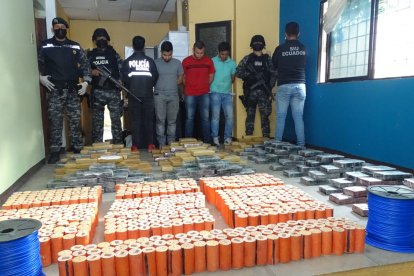 Los detenidos junto a drogas y explosivos incautados por la Policía