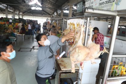 En los mercados el precio promedio de la libra de pollo está entre $1,10 y $1,30