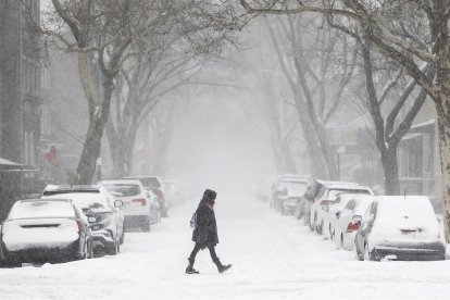 Un persona fue registrada este sábado al cruzar una calle de Brooklyn, bajo una intensa nevada que azota el noreste de Estados Unidos, en Nueva York (NY, EE.UU.).
