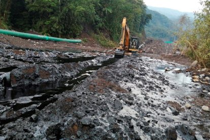 Fotografía cedida hoy por el Ministerio de Ambiente de Ecuador que muestra el derrame ocurrido en el sector de San Luis, localidad de Piedra Fina, entre las provincias de Napo y Sucumbíos (Ecuador).