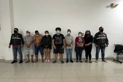 Dos de los ocho detenidos registran antecedentes penales. Entre las evidencias hay armas de fuego y drogas.