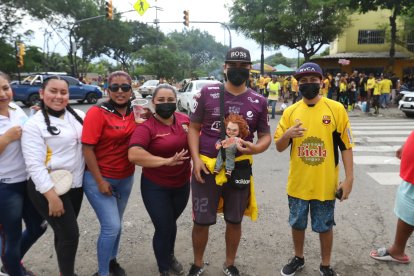 Jefferson Sánchez asistió a la Noche Amarilla en compañía de su muñeco Chucky.